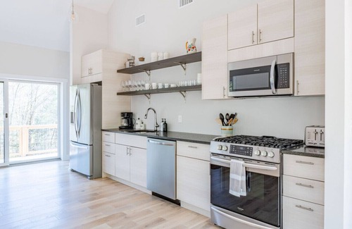 Sparrow Bush House | Modern Home w/ Creek Views near the Delaware River