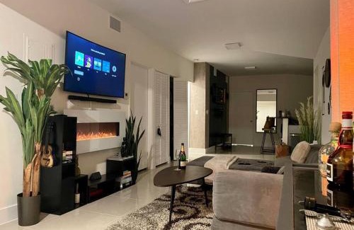 Seybold House | Modern Home w Jacuzzi Near Wynwood-Design District-MIA Airport