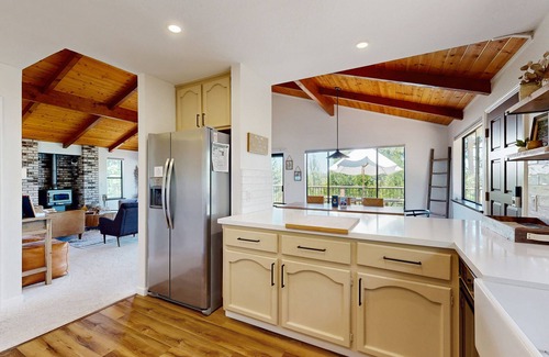 Groveland House | Modern home w/peekaboo lake views, close to marina, two fireplaces, & WiFi