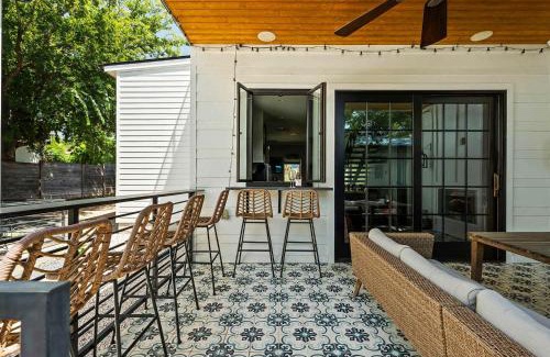 Chestnut House | Modern Home with Casita - Balcony & Mins to DT ATX