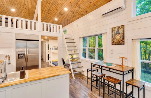 Menlo Cabin | Modern Home with Hot Tub, Grill, Fire-pit and Zip Line