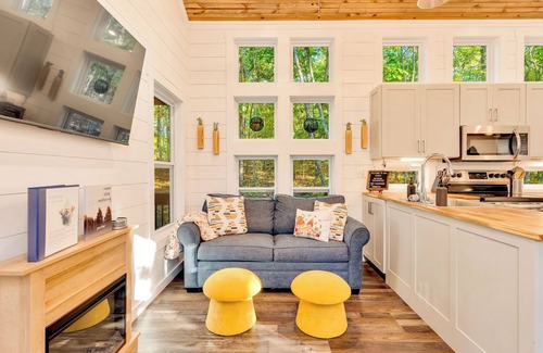 Menlo Cabin | Modern Home with Hot Tub, Grill, Fire-pit and Zip Line