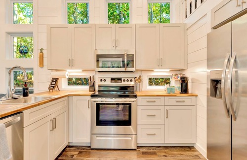 Menlo Cabin | Modern Home with Hot Tub, Grill, Fire-pit and Zip Line