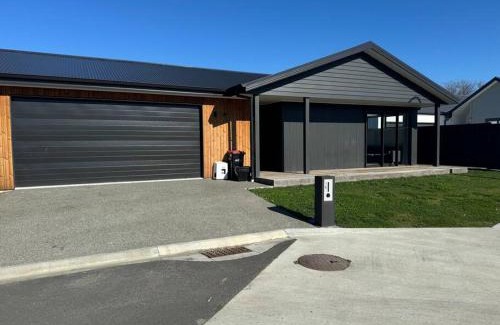 Taradale House | Modern & Homely - Double Garage