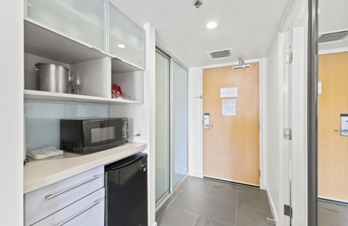 Ala Moana Apartment | Modern Hotel | Near Ala Moana, Balcony, Pool, Gym