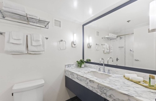 Ala Moana Apartment | Modern Hotel | Near Ala Moana, Balcony, Pool, Gym