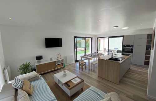 Houlgate House | Modern Houlgataise/rooftop/seaside villa!