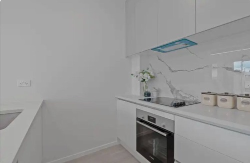 Orewa House | Modern house in Orewa close to the beach, cafes, restaurants and entertaintment