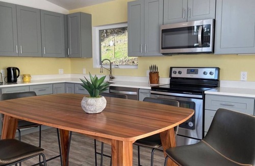 Rosario House | Modern House, pet-friendly, walk to Cascade Lake!