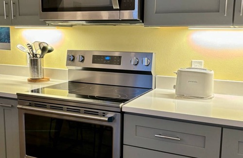 Rosario House | Modern House, pet-friendly, walk to Cascade Lake!