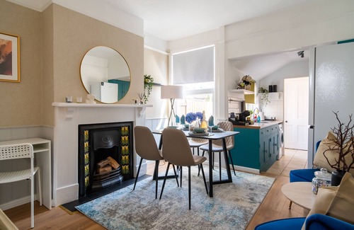 Luton House | Modern House Private Garden/BBQ/Ultra Fast WiFi
