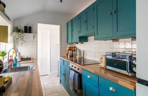 Luton House | Modern House Private Garden/BBQ/Ultra Fast WiFi
