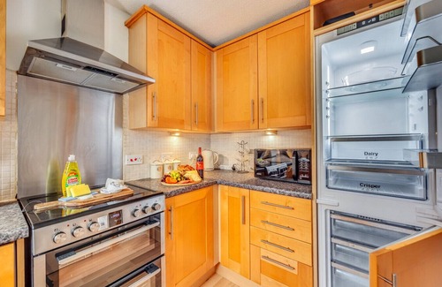Milton Keynes House | Modern House Sleeps 5 Free Parking Smart TVs Fast WiFi