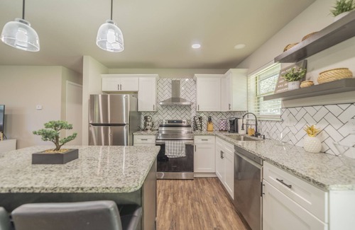 Bentonville House | Modern House w/Backyard. Pet friendly!