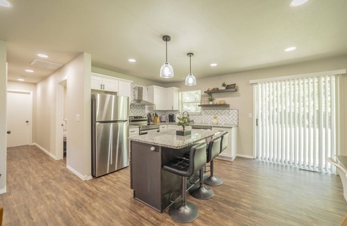 Bentonville House | Modern House w/Backyard. Pet friendly!