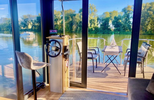 Ketzin/Havel Boat Rental | Modern houseboat for up to 5 people on the Havel without a license