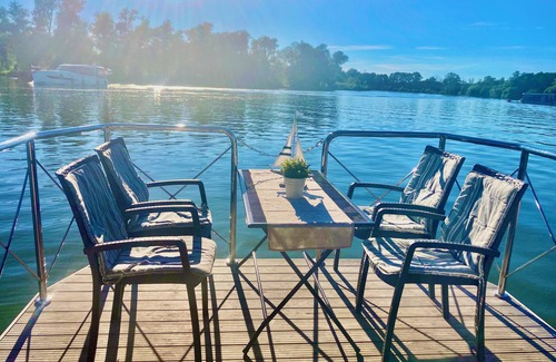 Ketzin/Havel Boat Rental | Modern houseboat for up to 5 people on the Havel without a license