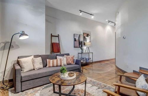 Springfield House | Modern, Insta-Worthy 2B Townhome in Walkable Springfield!