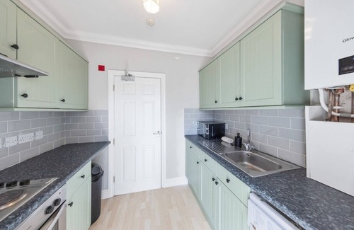 Gravesend Apartment | Modern King Bed WiFi Kitchen Perfect for Long Stay