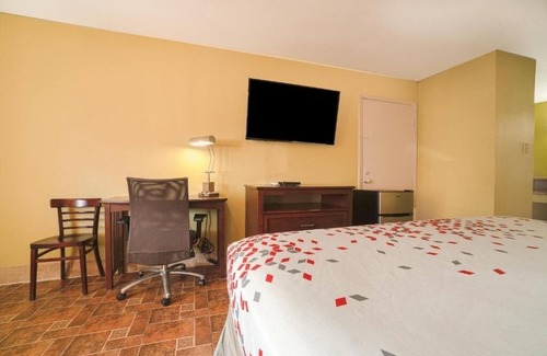 Aransas Pass Hotel | Modern King Room Near Aquarium + Free Parking, Pets Allowed