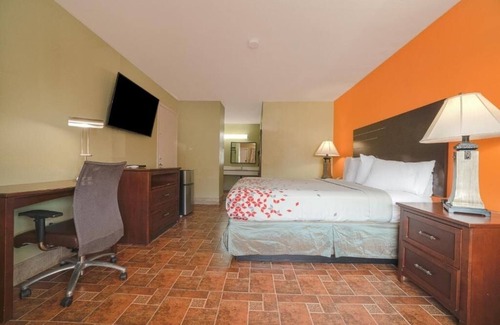 Aransas Pass Hotel | Modern King Room Near Aquarium + Free Parking, Pets Allowed