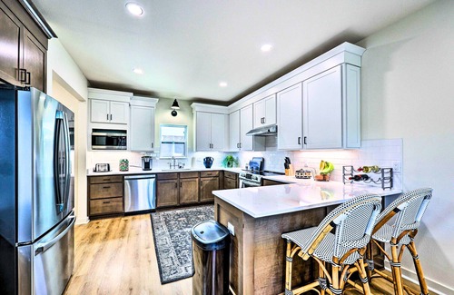 Mid America House | Modern Lake Hamilton Tri-Level Luxury Townhouse!