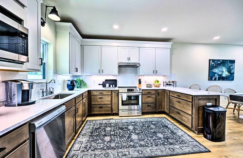 Mid America House | Modern Lake Hamilton Tri-Level Luxury Townhouse!