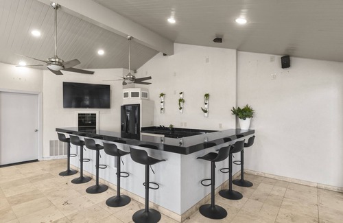 Leisure Land House | Modern Lake Mansion - CasaPalmaTX, 6 en suite baths, click "see all" for details