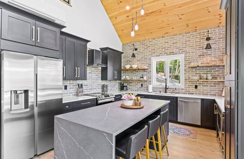 Ranger Cabin | Modern Lakefront Cabin: Hot Tub, Kayaks & Bonus Mini Cabin!