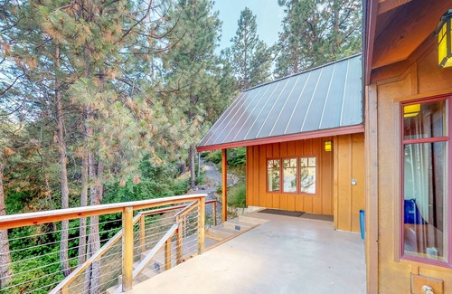 Chelan Cabin | Modern lakefront cabin with dock & 180 feet of pristine waterfront