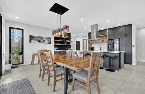 Chertsey House | Modern Lakefront Chalet + Private Jacuzzi & Dock