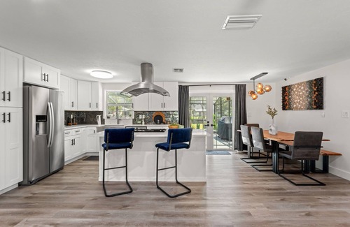 Lutz House | Modern Lakefront- Pool Home