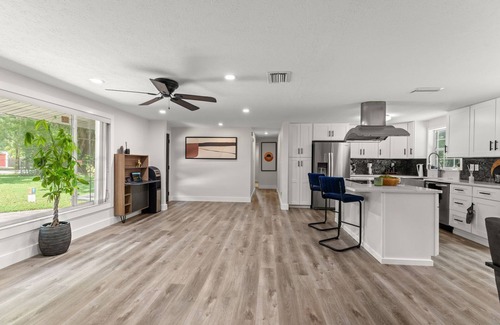 Lutz House | Modern Lakefront- Pool Home