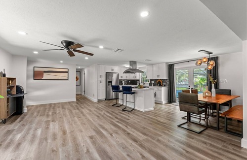 Lutz House | Modern Lakefront- Pool Home