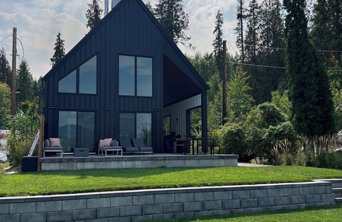 Christina Lake House | Modern Lakeside Cabin on a Sandy Beach