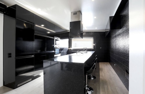 Corroios House | Modern Lisbon Oasis: 15 Mins to City, 4 Mins to Beach, Pool & AC Comfort