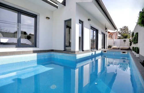 Corroios House | Modern Lisbon Oasis: 15 Mins to City, 4 Mins to Beach, Pool & AC Comfort