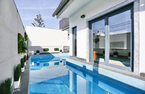 Corroios House | Modern Lisbon Oasis: 15 Mins to City, 4 Mins to Beach, Pool & AC Comfort