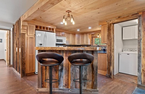 Custer Apartment | Modern Lodge: Hottub + Huge Space + Views + Sauna