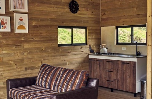 El Penol Cabin | Modern Loft Cabin With Kitchen, Jacuzzi and Lake