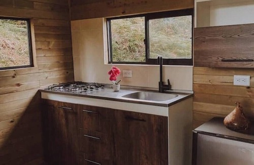 El Penol Cabin | Modern Loft Cabin With Kitchen, Jacuzzi and Lake