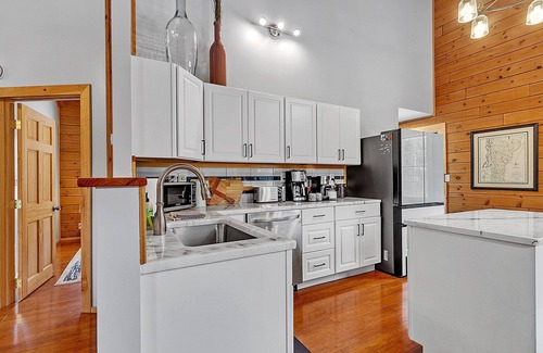 Warren Cabin | Modern Log Cabin Retreat - Ski, Swim, Work & Relax in the Heart of Vermont