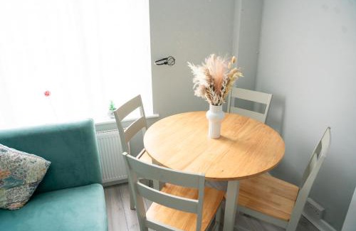 Hale Apartment | Modern London House With Free Parking & Family Friendly