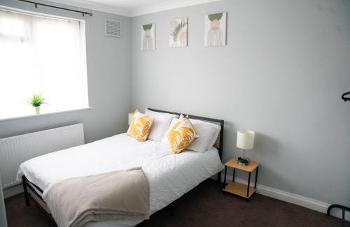 Hale Apartment | Modern London House With Free Parking & Family Friendly