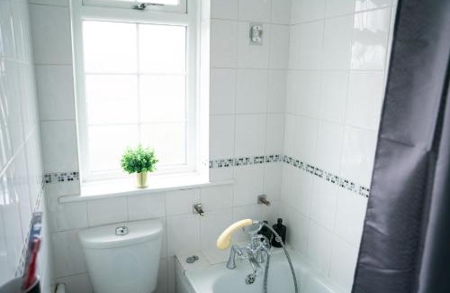 Hale Apartment | Modern London House With Free Parking & Family Friendly