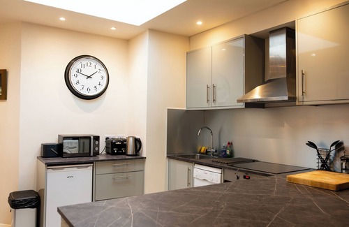 Herne Hill Apartment | Modern London Stay | Near Brixton | Free Off-Street Parking | WiFi
