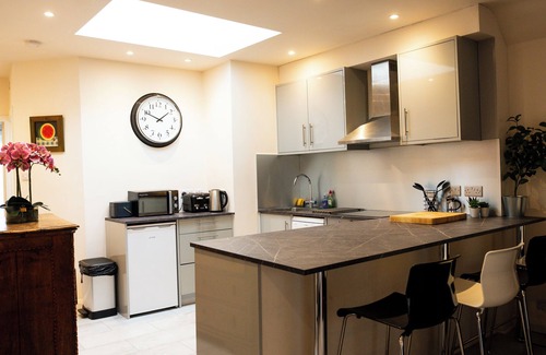 Herne Hill Apartment | Modern London Stay | Near Brixton | Free Off-Street Parking | WiFi
