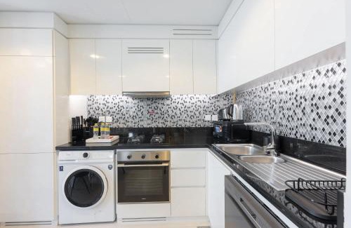 Sheikh Zayed Road Apartment | Modern Luxe 2BR in Business Bay