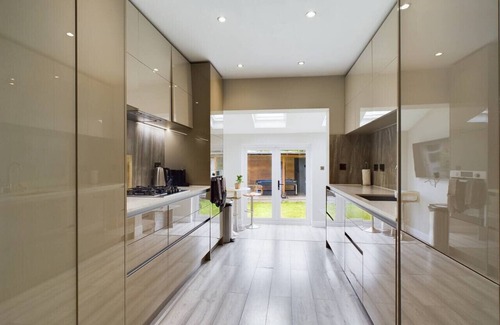 Becontree House | Modern Luxe 3BR House - Private Garden - Air Hockey