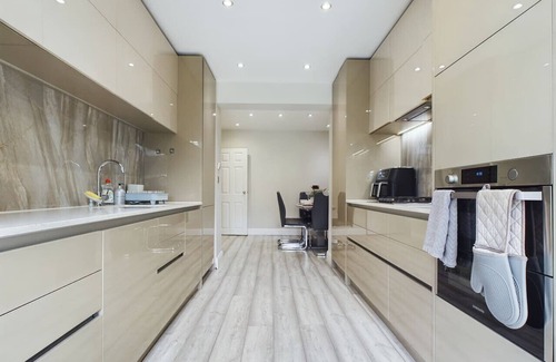 Becontree House | Modern Luxe 3BR House - Private Garden - Air Hockey